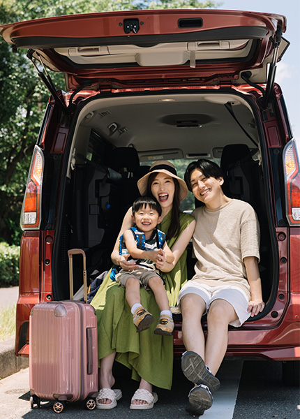 車に乗る笑顔の親子